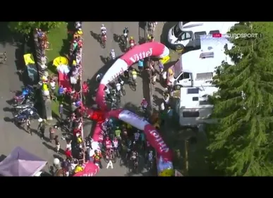 L'arche de la flamme rouge du Tour de France s'écroule sur les...