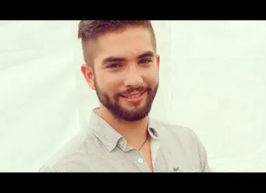 Kendji torse nu aux commandes d'un bateau !