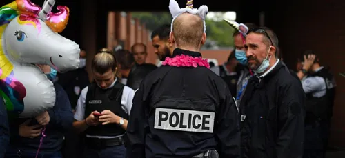 Les policiers manifestent déguisés en licorne, à Roubaix