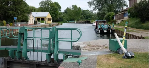 La Somme polluée après un rejet accidentel de soude, sur la zone...