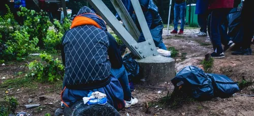 Migrants : démantèlement en cours dans la zone des Dunes à Calais