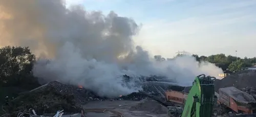 Un impressionnant feu de déchets hier soir dans le port de Santes