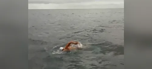 Après 8h de nage dans la Manche, Julien Barbeau doit jeter l'éponge