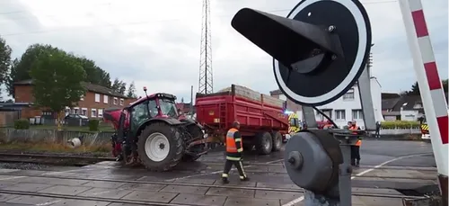 Un tracteur piégé sur les voies de chemin de fer à Bertry (Nord)