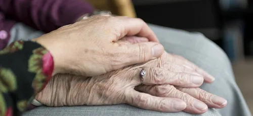 Un congé indemnisé pour les aidants d'un proche âgé, malade ou...